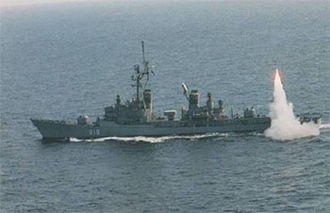 Der stauffische Zerstörer KSKS Welfland feuert auf einen dreibürgischen Verband